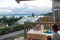 Airlodge met badkamer en prachtig uitzicht over het Gardameer Airlodge met badkamer en prachtig uitzicht over het Gardameer