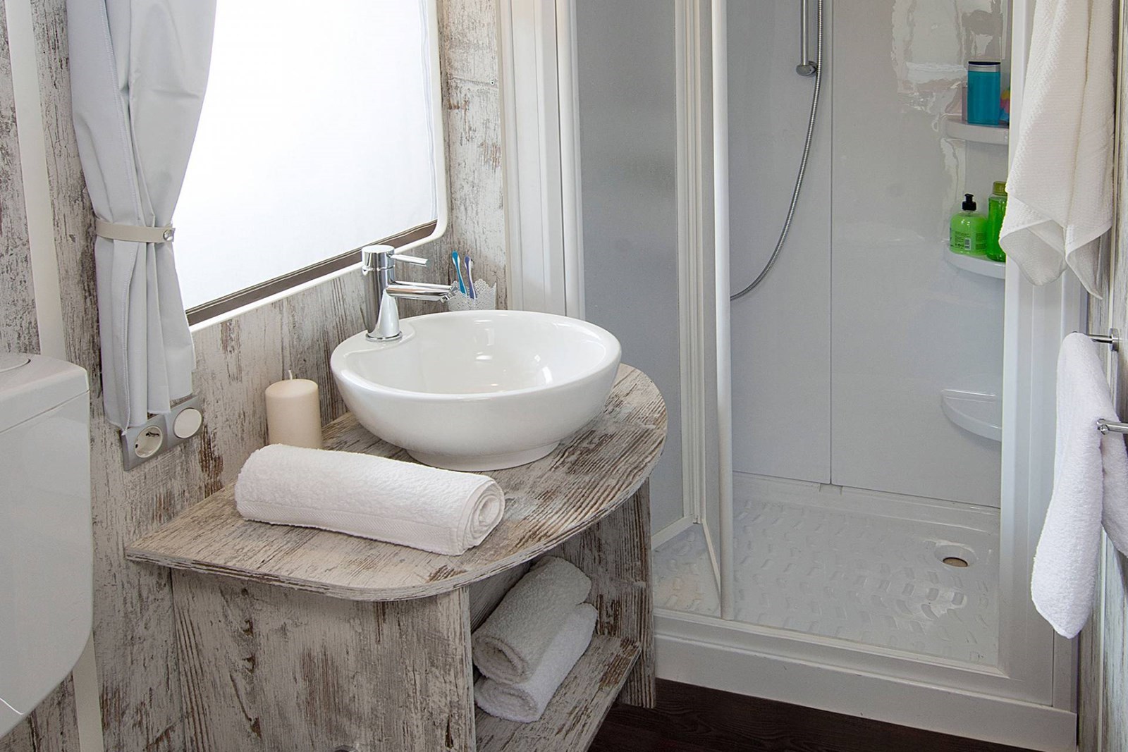 Lodgetent met badkamer aan het Lago Maggiore