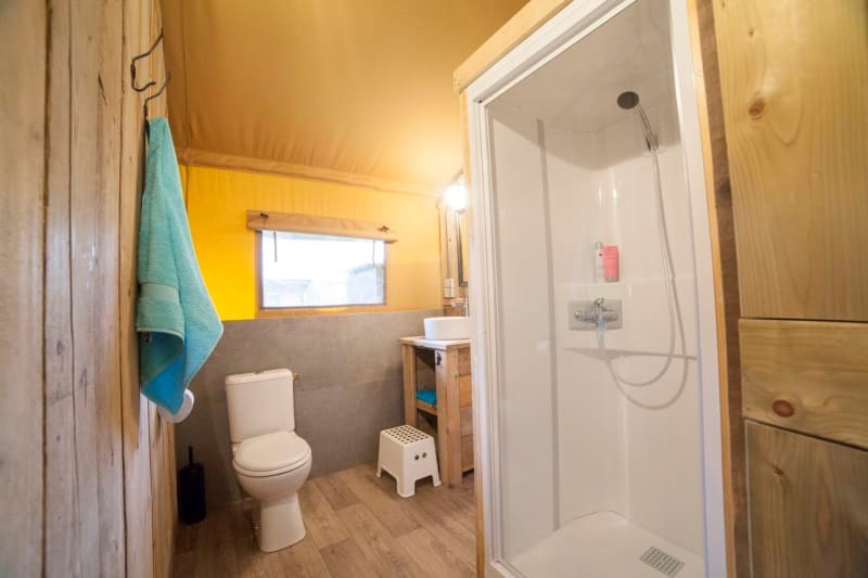 Safaritent met badkamer aan de Atlantische kust