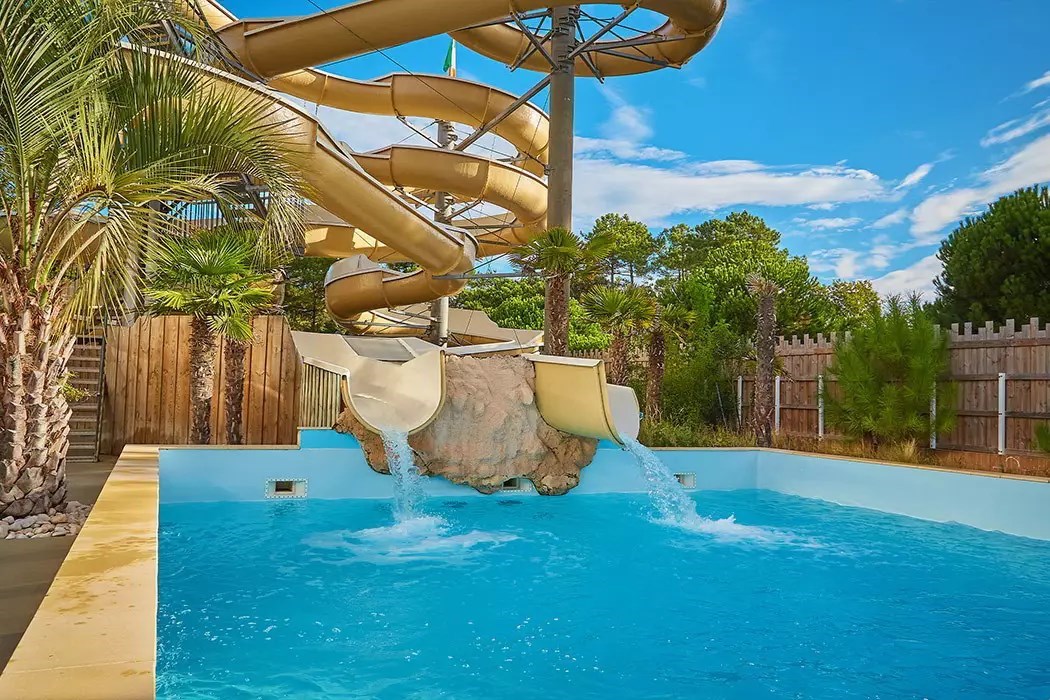 Safaritent met badkamer aan de Atlantische kust