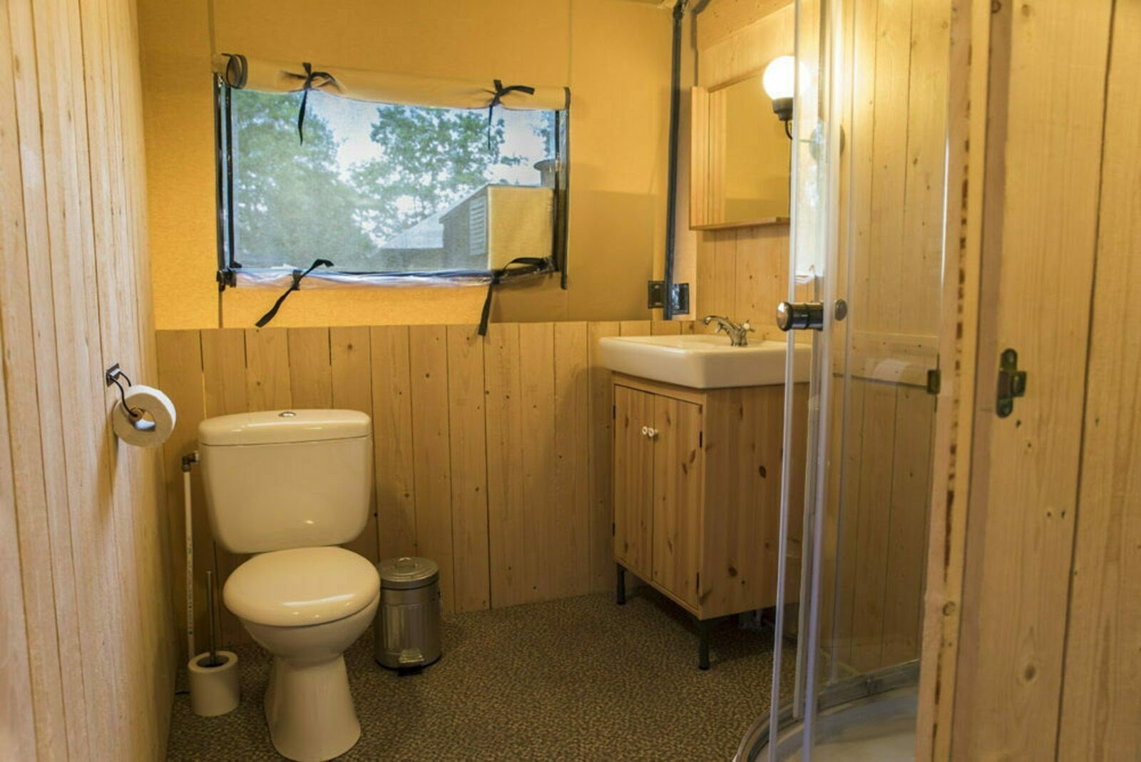 Safaritent met badkamer in de achterhoek