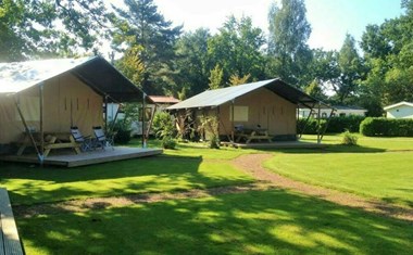 Safaritent met badkamer in de achterhoek Safaritent met badkamer in de achterhoek