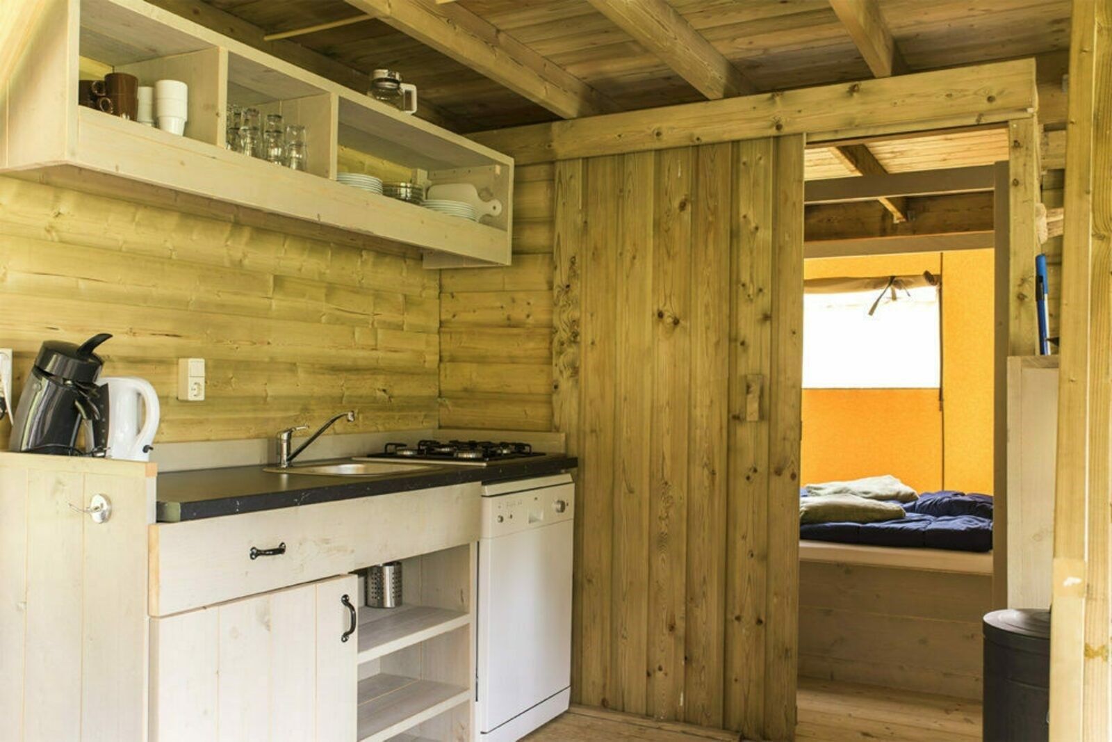 Lodgetent met privé sanitair en extra vide