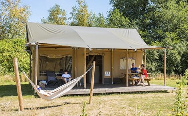 Lodgetent met privé sanitair en extra vide Lodgetent met privé sanitair en extra vide