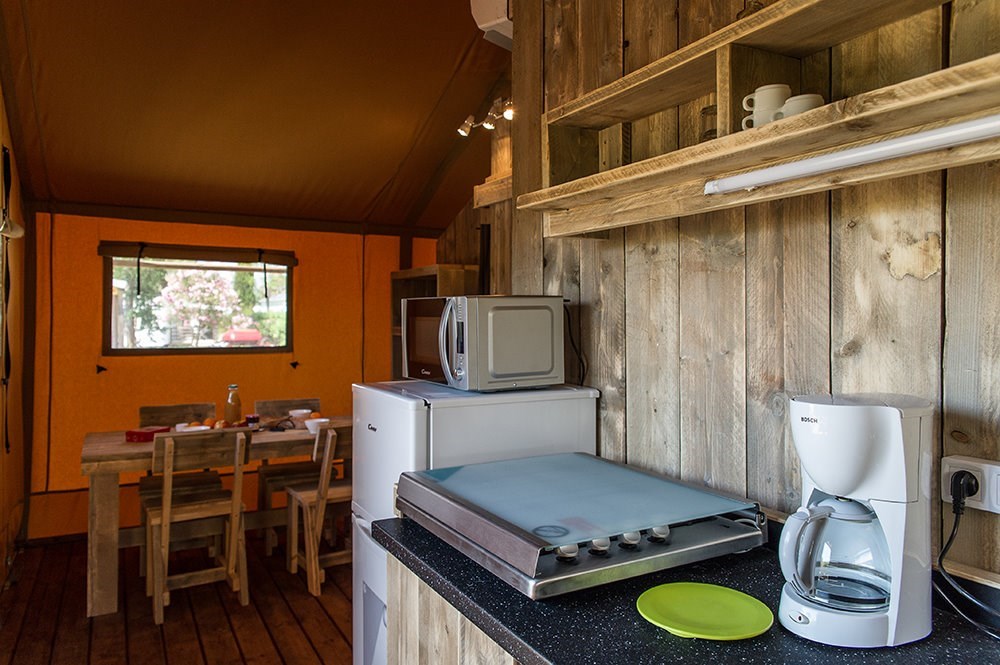 Safaritent met badkamer in zuid Frankrijk