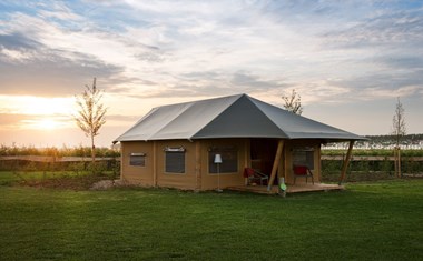 Stoere Barntent met badkamer en slaapzolder Stoere Barntent met badkamer en slaapzolder