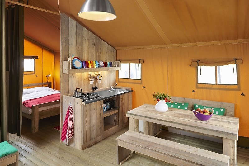 Safaritent met sanitair op de boerderij