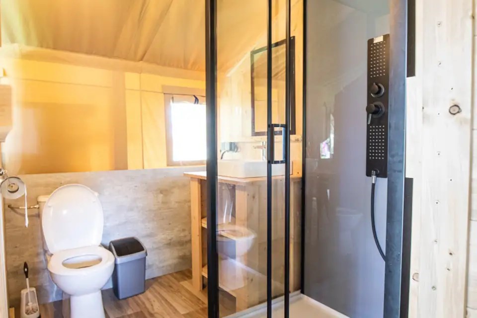 Safaritent met privé sanitair in de Dordogne