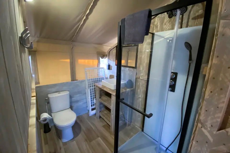 Safaritent met badkamer op de Veluwe