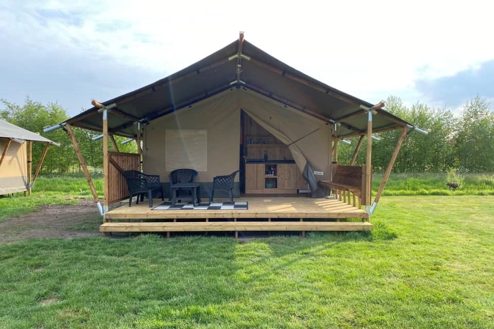 Safaritent met privé sanitair in Friesland