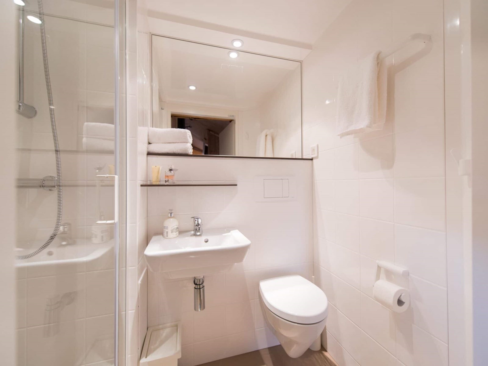 Luxe Lodgetent met badkamer op het platteland