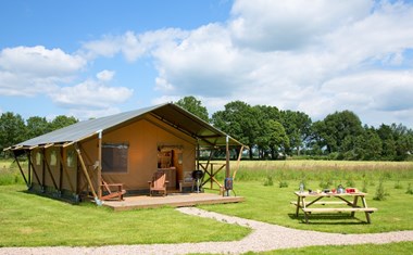 Luxe Lodgetent met badkamer op het platteland Luxe Lodgetent met badkamer op het platteland