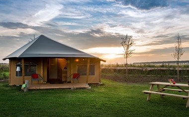 Stoere Ranchtent met badtrailer in Zeeland Stoere Ranchtent met badtrailer in Zeeland