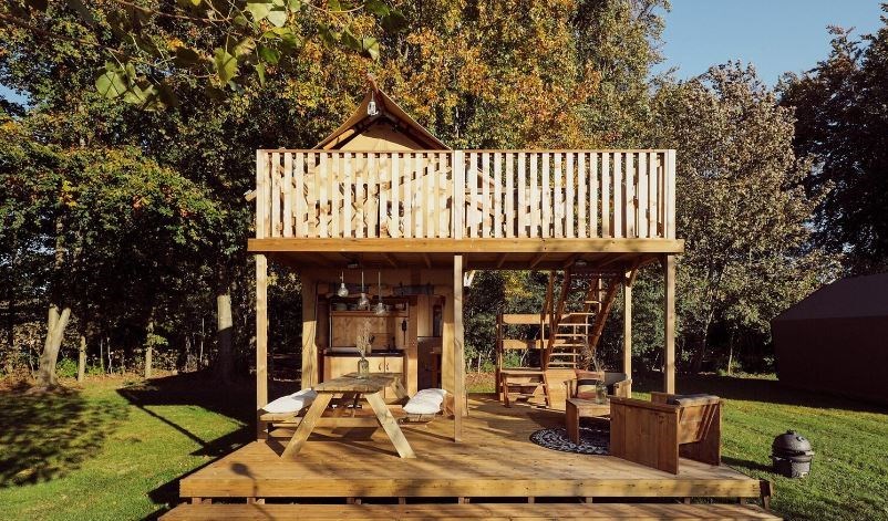 Tenthuisje van twee etages met uitzicht over water en bossen