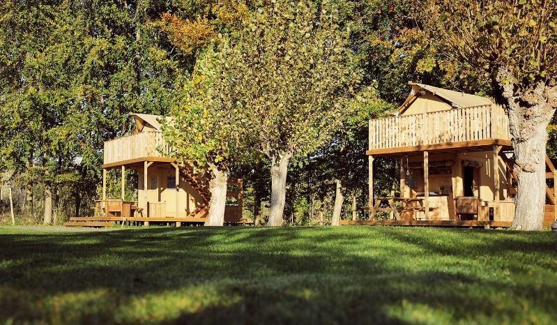Tenthuisje van twee etages met uitzicht over water en bossen