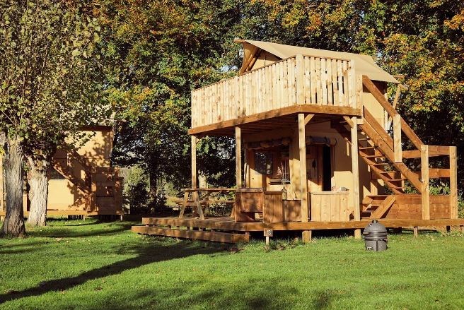 Tenthuisje van twee etages met uitzicht over water en bossen