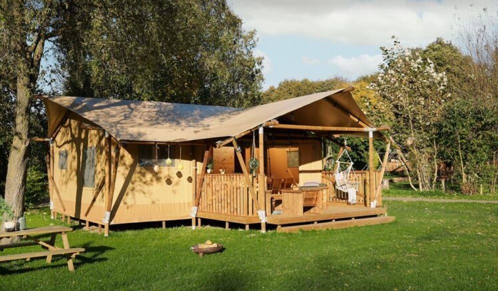 Safaritent pal aan het water