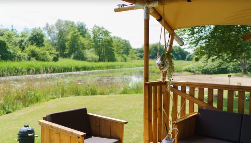 Safaritent pal aan het water