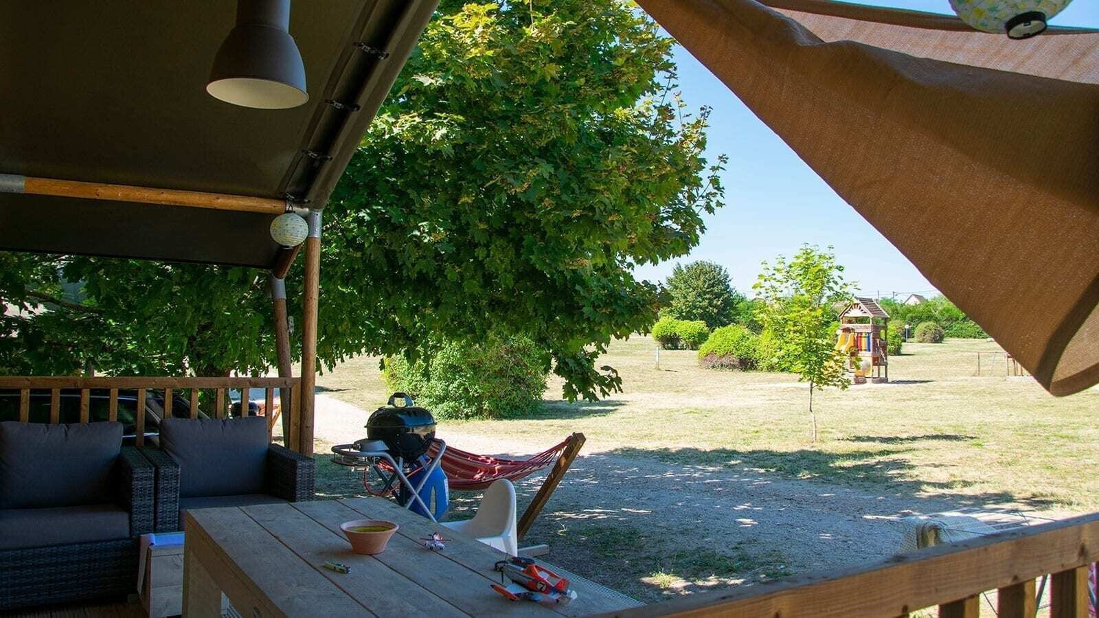 Safaritent met badkamer op kasteelcamping