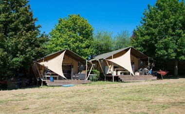 Safaritent met badkamer op kasteelcamping Safaritent met badkamer op kasteelcamping