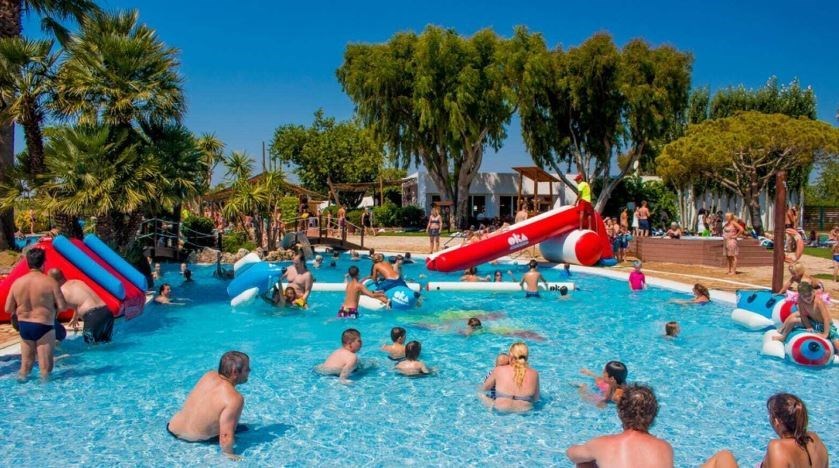 Safaritent met groot terras aan de Costa Brava