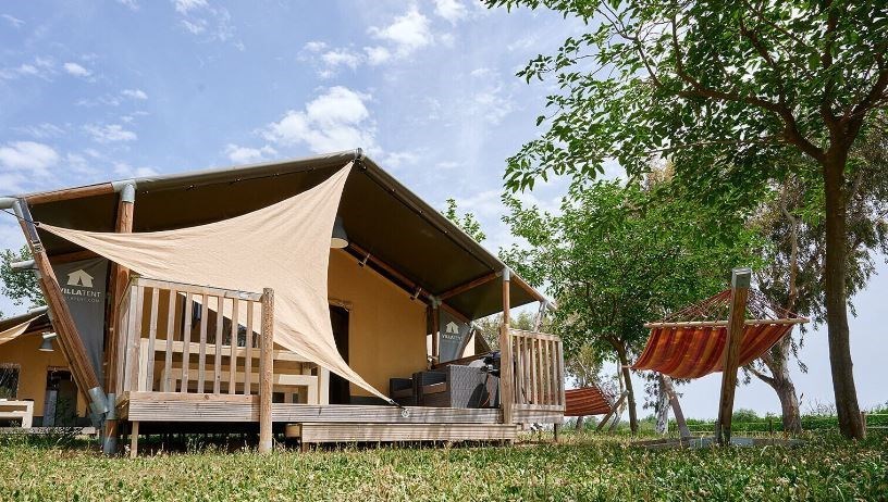 Safaritent met groot terras aan de Costa Brava