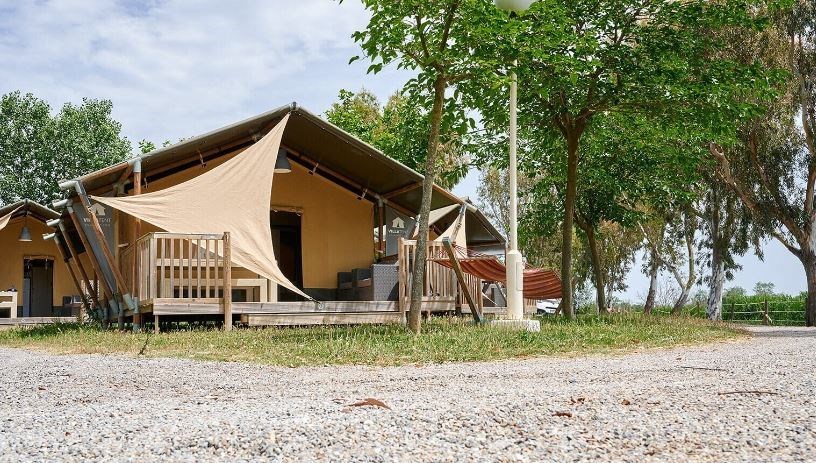 Safaritent met groot terras aan de Costa Brava