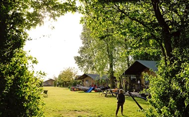 Luxe Lodgetent met badkamer aan de Zeeuwse kust Luxe Lodgetent met badkamer aan de Zeeuwse kust