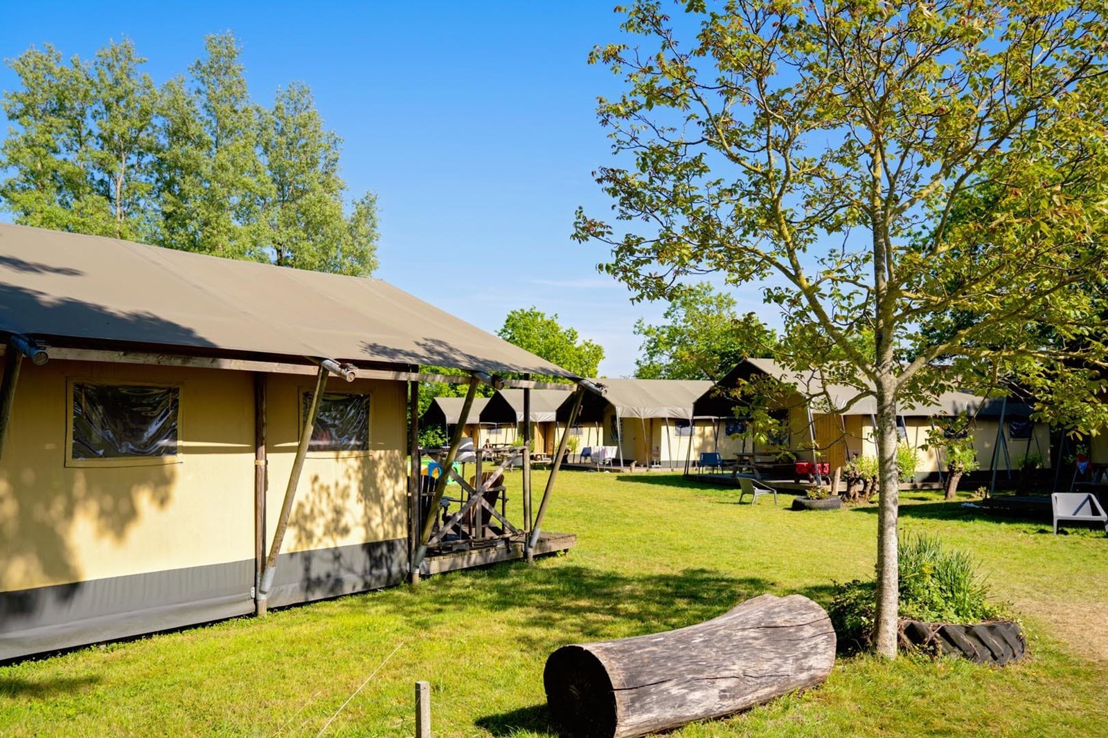 Luxe Lodgetent met badkamer aan de Zeeuwse kust