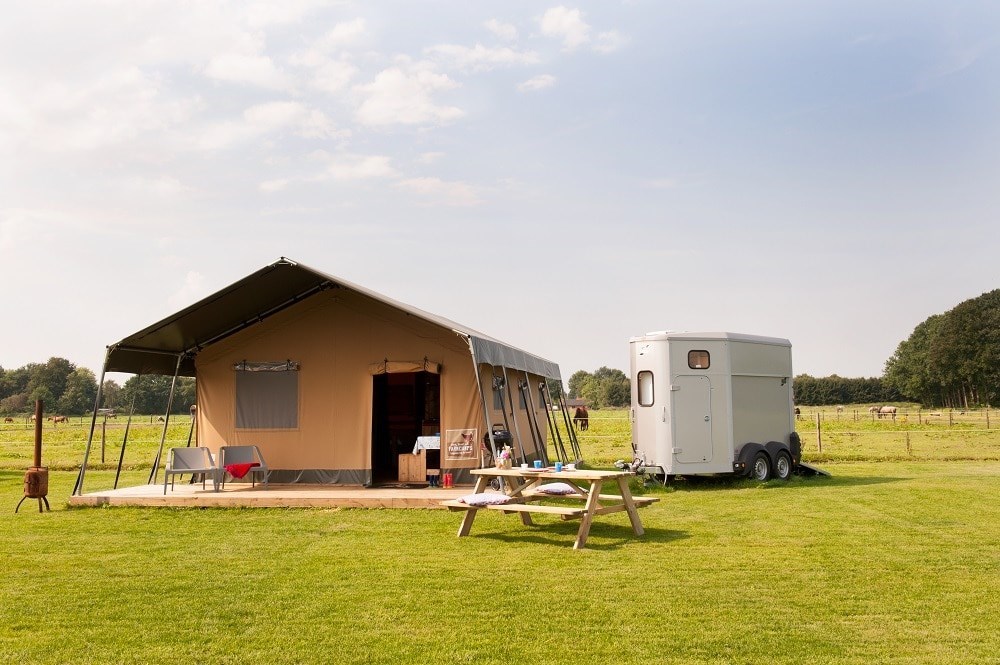 Luxe Ranchtent met unieke badkamer in een trailer