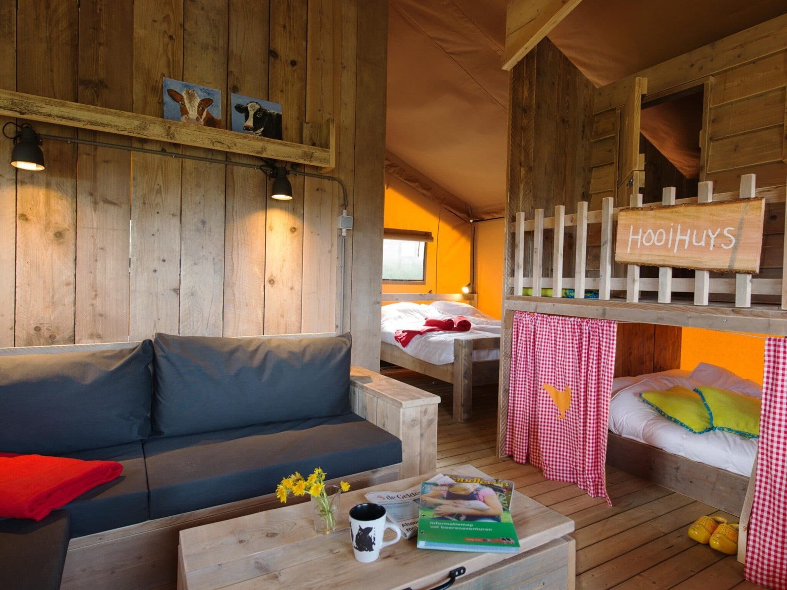 Lodgetent met badkamer omgeven door gezellige beestenboel