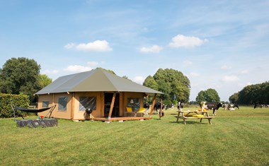 Grote luxe Barntent met privé sanitair en ligbad Grote luxe Barntent met privé sanitair en ligbad