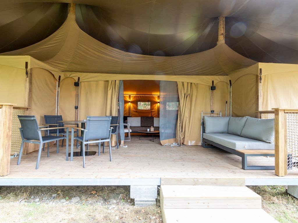Glamping in België in deze Glampingtent met 2 badkamers
