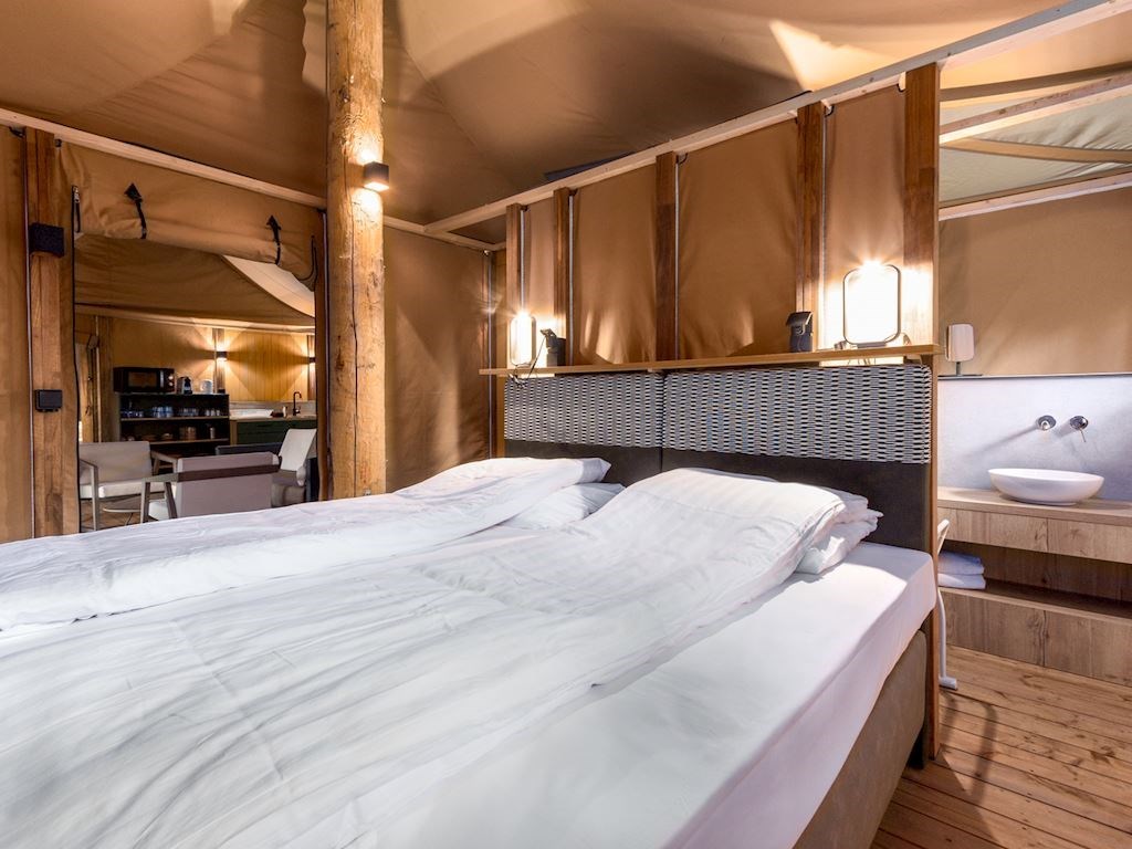 Glamping in België in deze Glampingtent met 2 badkamers