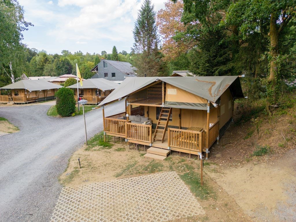 Luxe Lodgetent met privé sanitair en vide