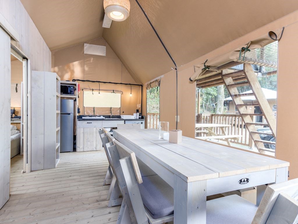 Luxe Lodgetent met privé sanitair en vide