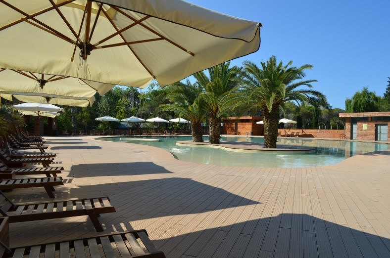 Safaritent met badkamer aan Toscaanse kust