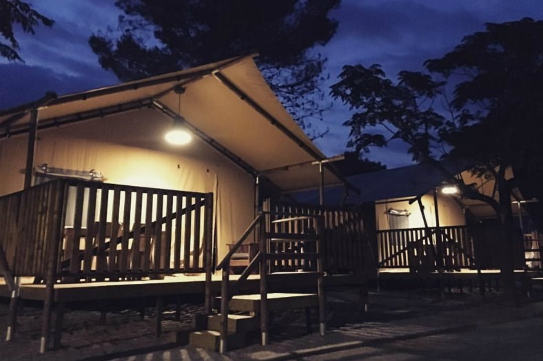 Safaritent met eigen sanitair aan de Costa Brava