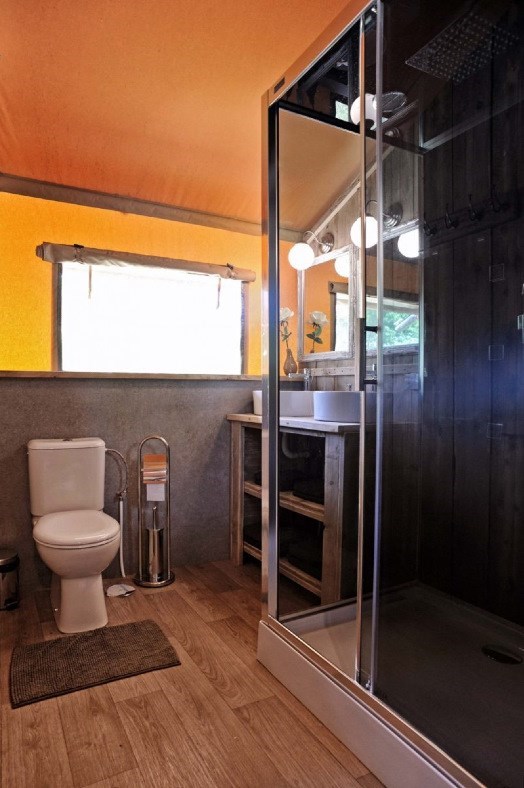 Safaritent met eigen sanitair aan de Costa Brava