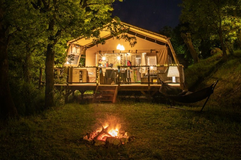 Safaritent met badkamer en buitenkeuken