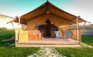 Luxe ingerichte Safaritent tussen de olijfbomen Luxe ingerichte Safaritent tussen de olijfbomen