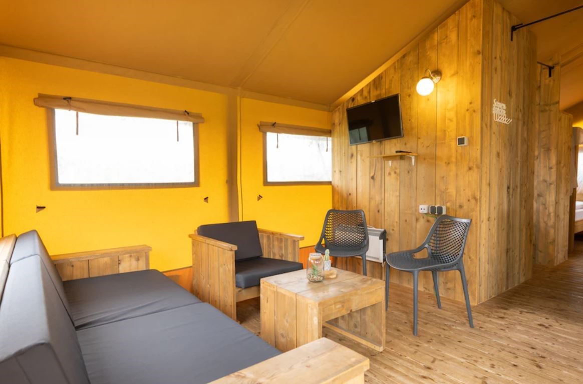 Safaritent met badkamer bij Nationaal Park Lauwersmeer