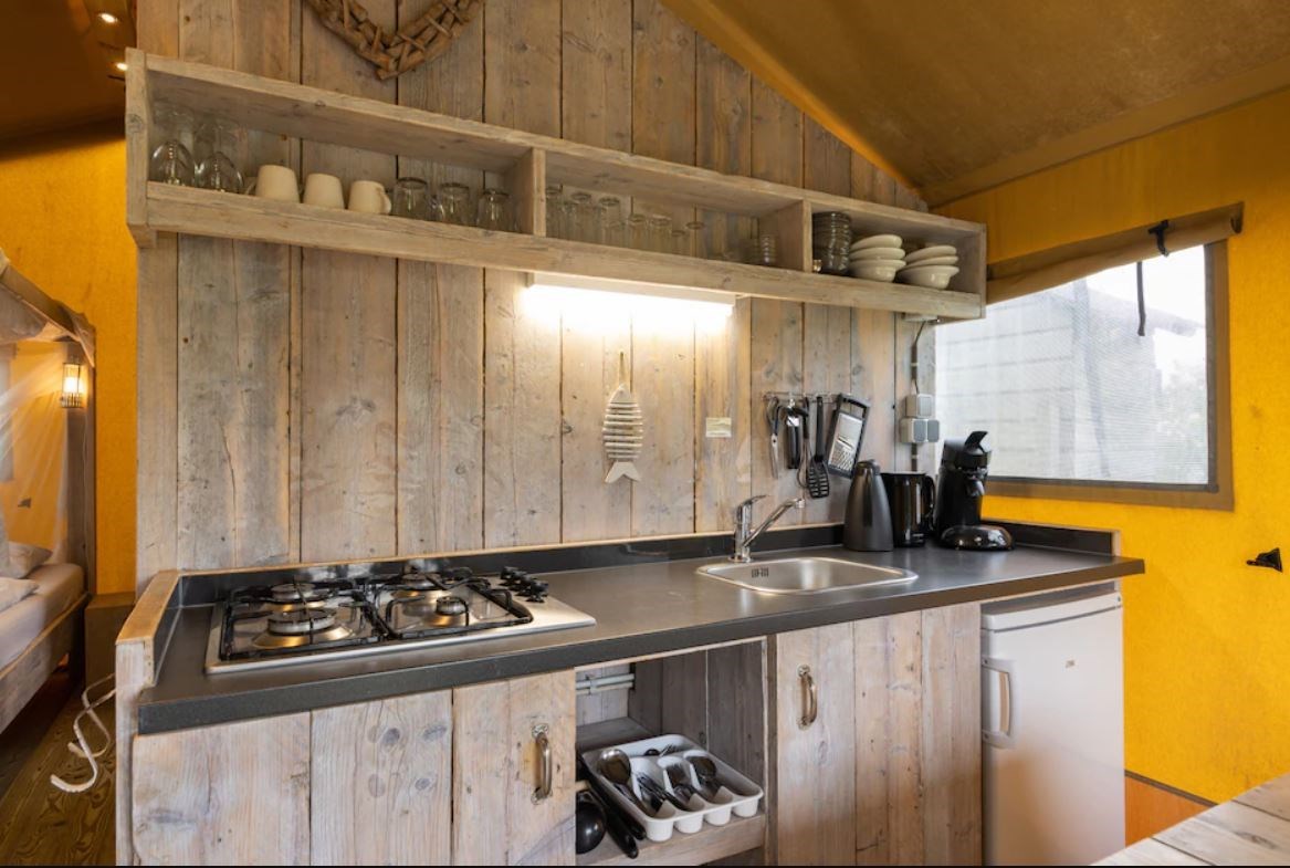 Safaritent met sanitair voor 8 personen