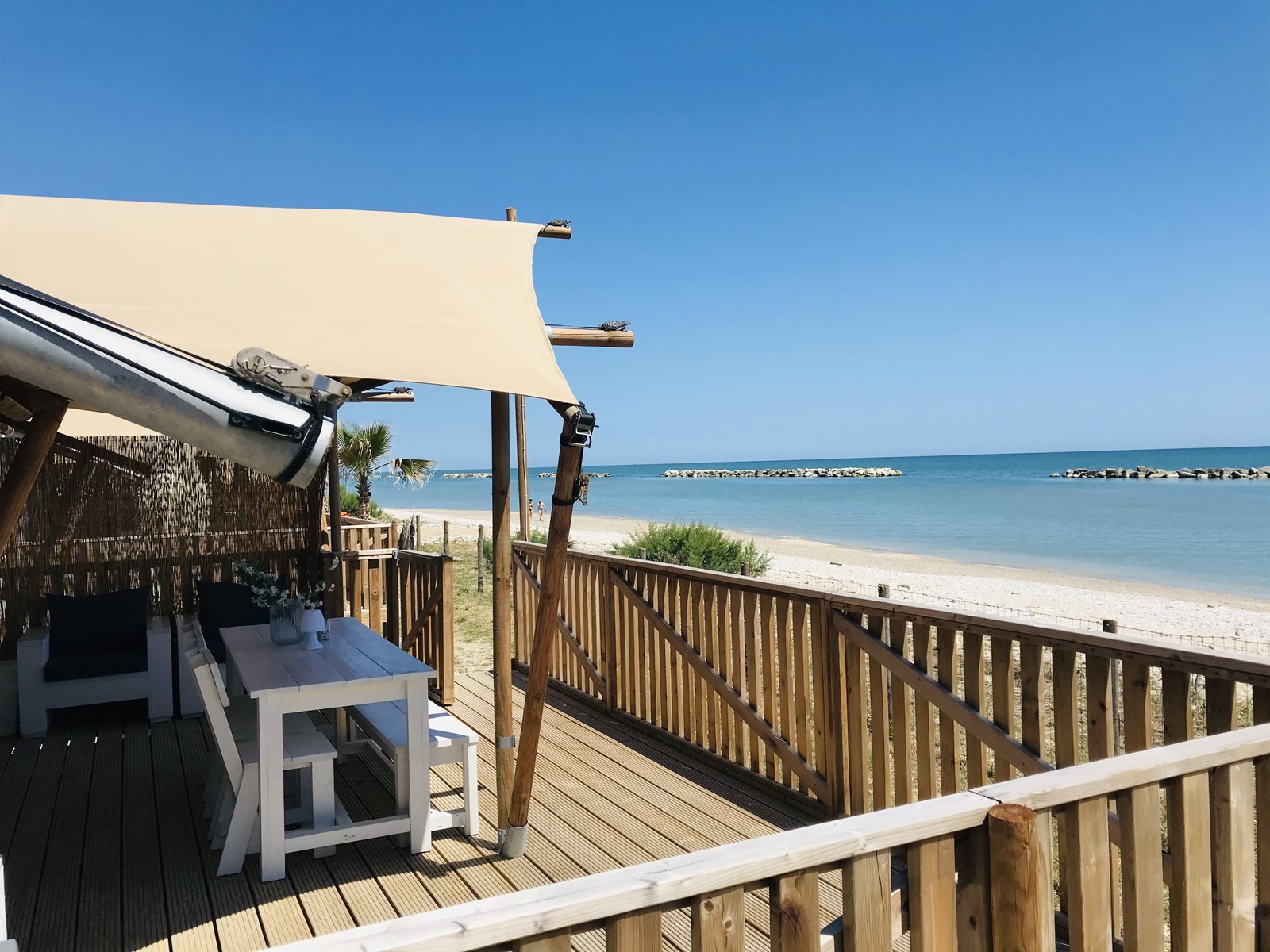 Luxe tent op het strand met een jacuzzi