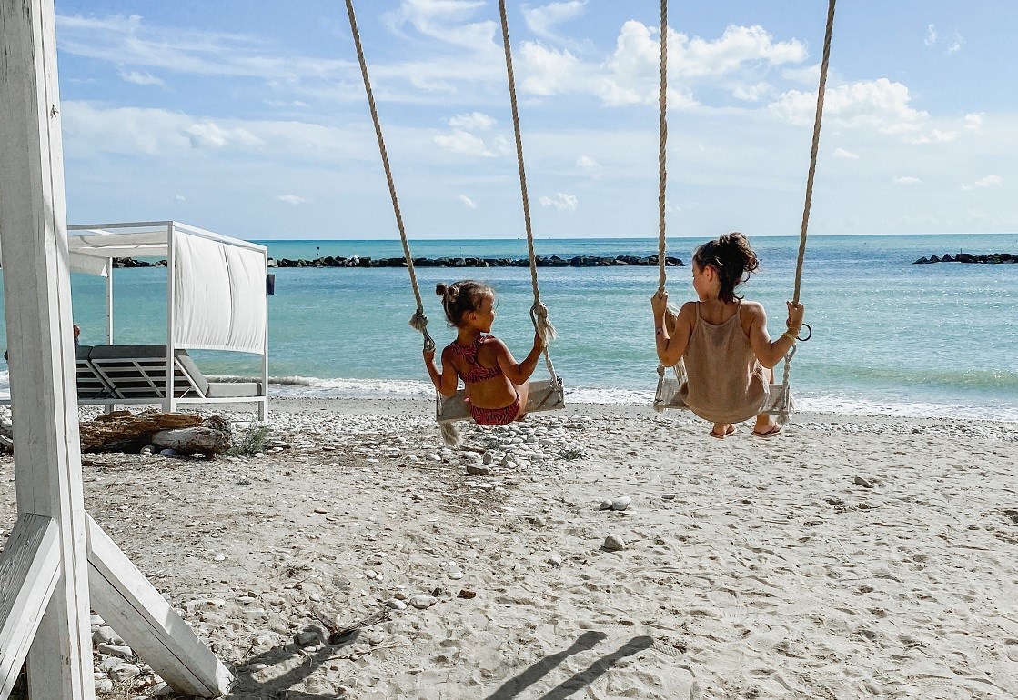 Luxe tent op het strand met een jacuzzi