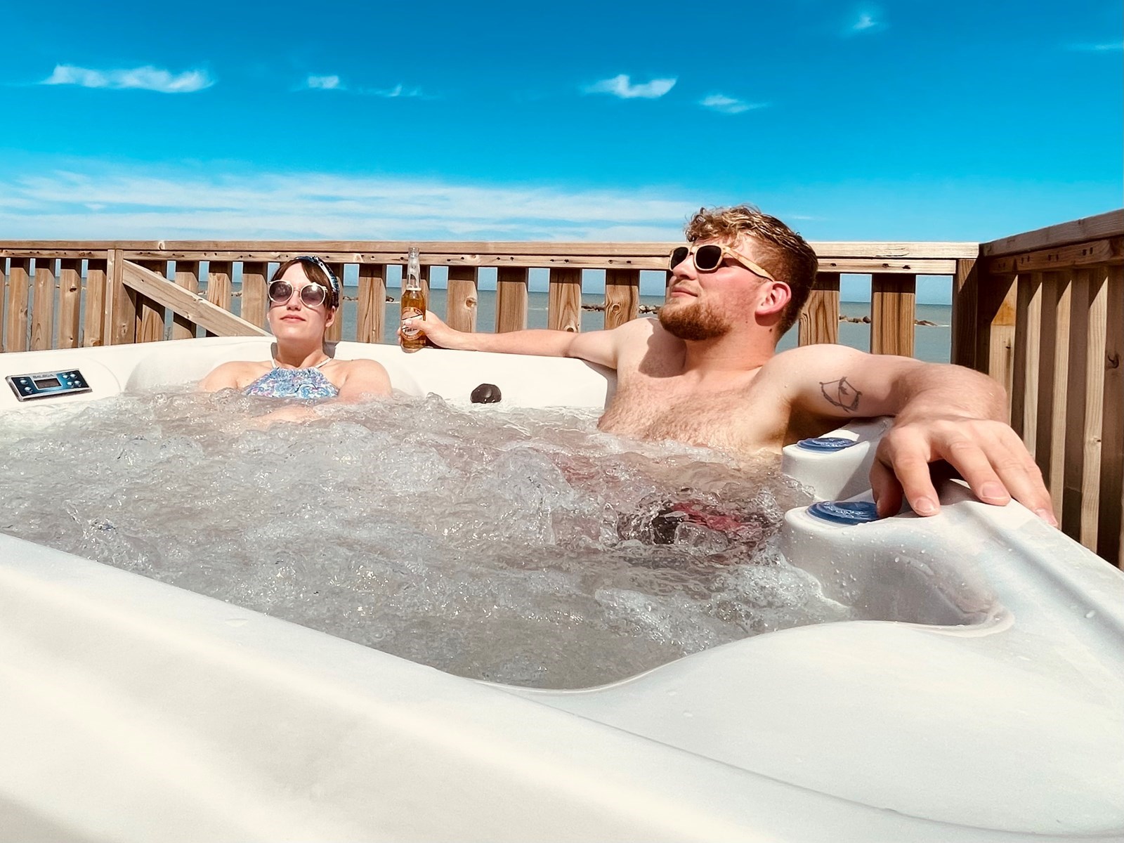 Luxe tent op het strand met een jacuzzi