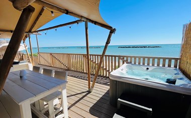 Luxe tent op het strand met een jacuzzi Luxe tent op het strand met een jacuzzi