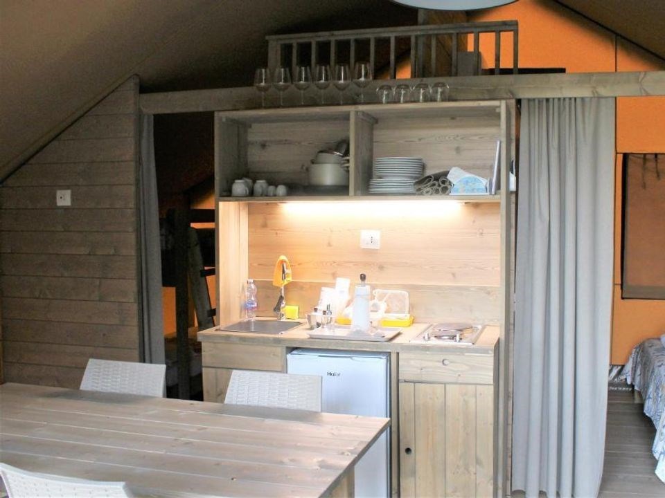 Safaritent met badkamer op Sicilië