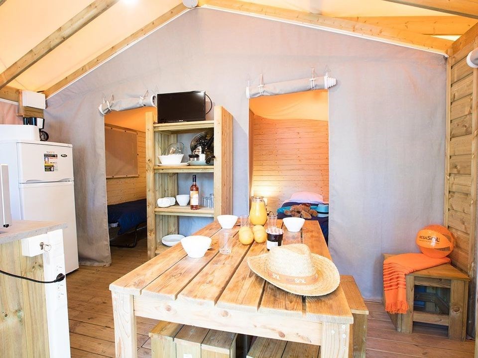 Luxe lodgetent op stelten met badkamer