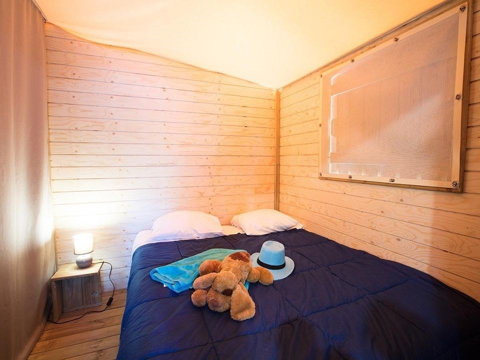 Luxe lodgetent op stelten met badkamer